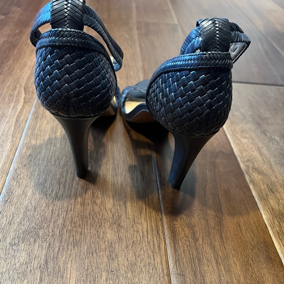 Women’s banana republic navy heels size 8.5 - worn 1x - Picture 3 of 8